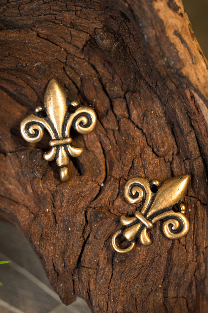 Cloak clasp fleur de lys, bronze