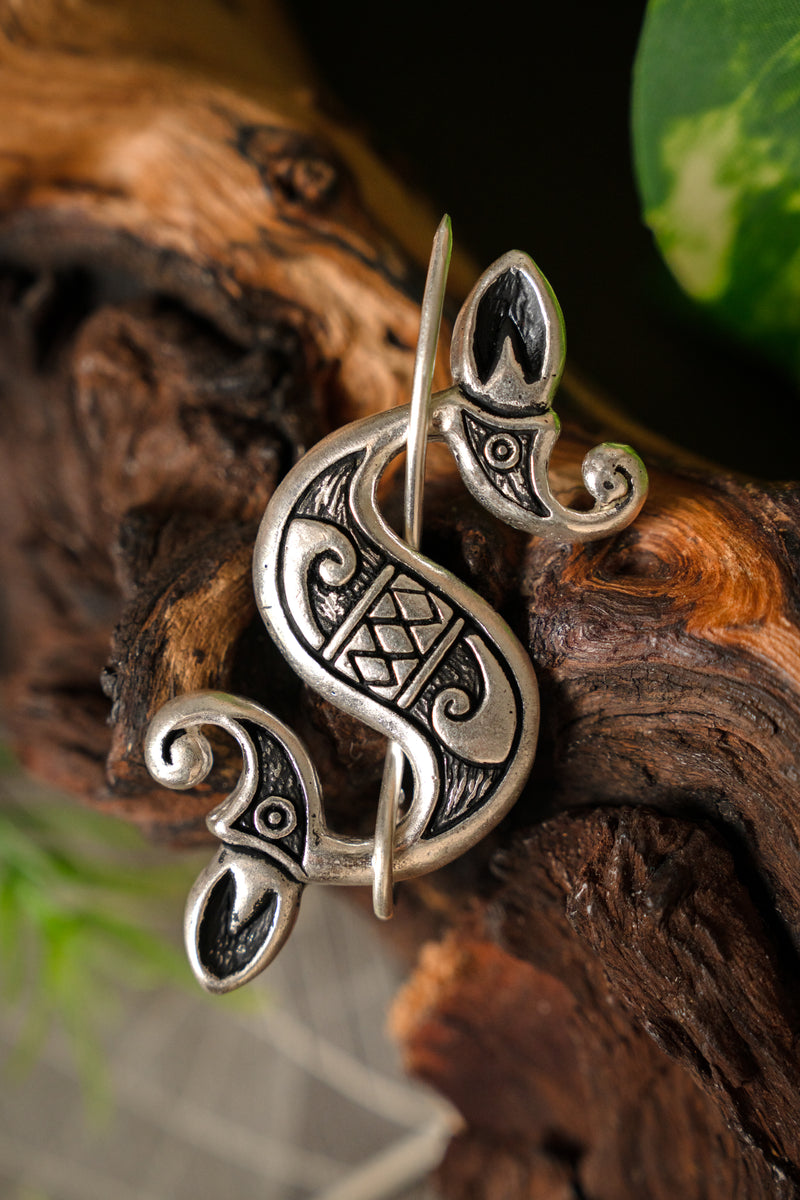 Fíbula celto-romana de hipocampo, bronce plateado