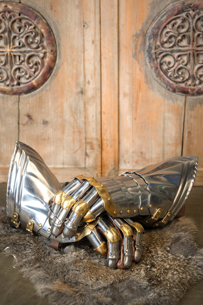 Luxury Gothic gauntlets, 1450–1500, brass, 1.2 mm