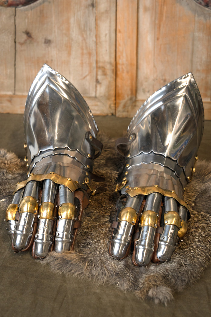 Luxury Gothic gauntlets, 1450–1500, brass, 1.2 mm