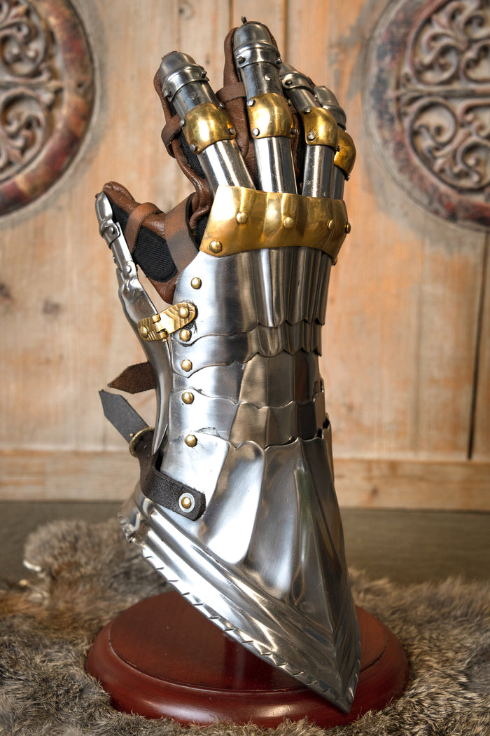 Luxury Gothic gauntlets, 1450–1500, brass, 1.2 mm