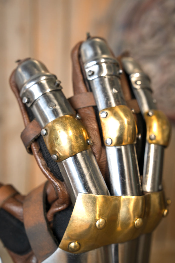 Luxury Gothic gauntlets, 1450–1500, brass, 1.2 mm