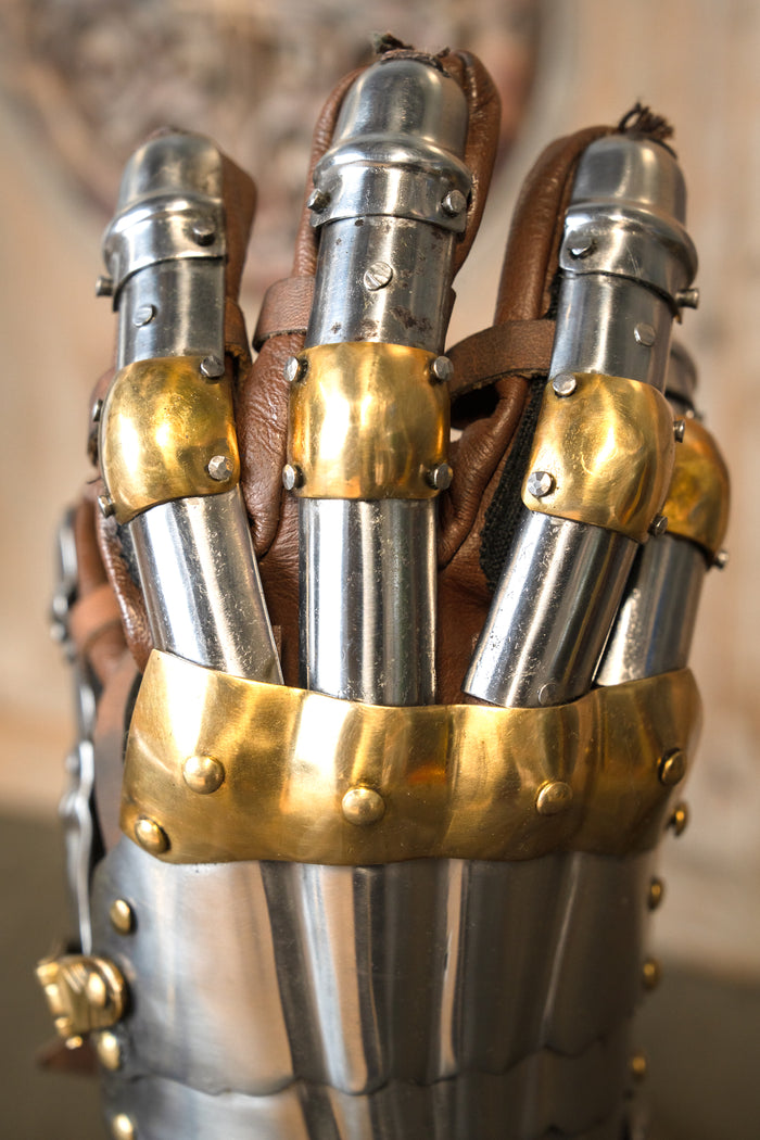 Luxury Gothic gauntlets, 1450–1500, brass, 1.2 mm