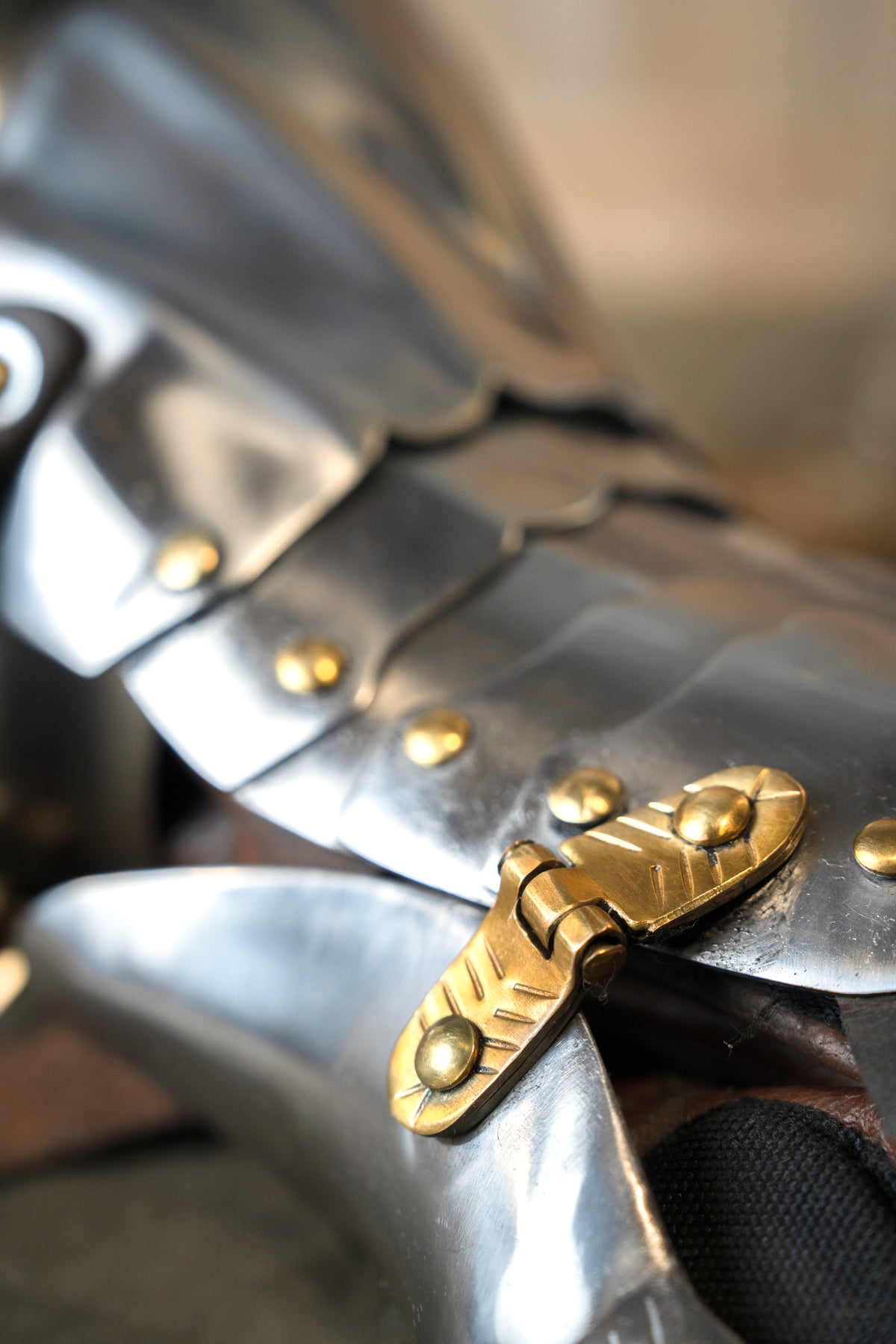 Luxury Gothic gauntlets, 1450–1500, brass, 1.2 mm