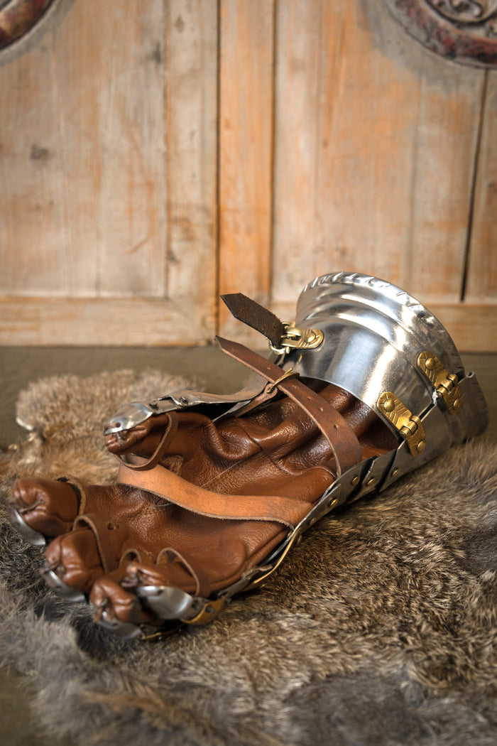 Luxury Gothic gauntlets, 1450–1500, brass, 1.2 mm