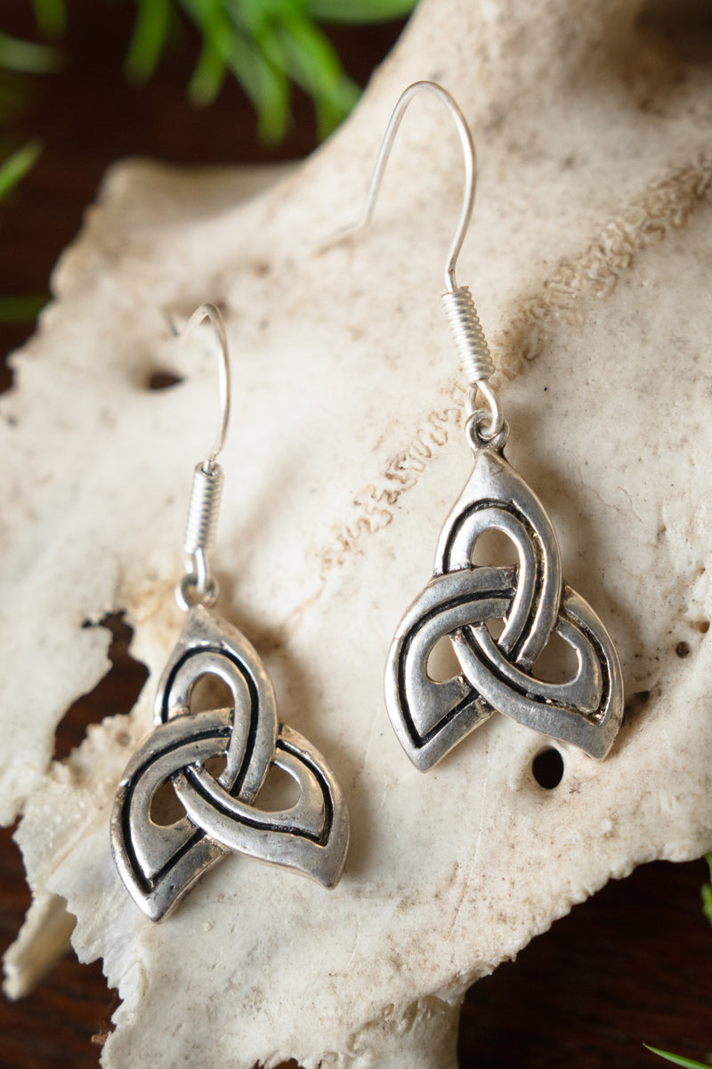 Boucles d’oreilles celtiques à triskélion, en bronze argenté