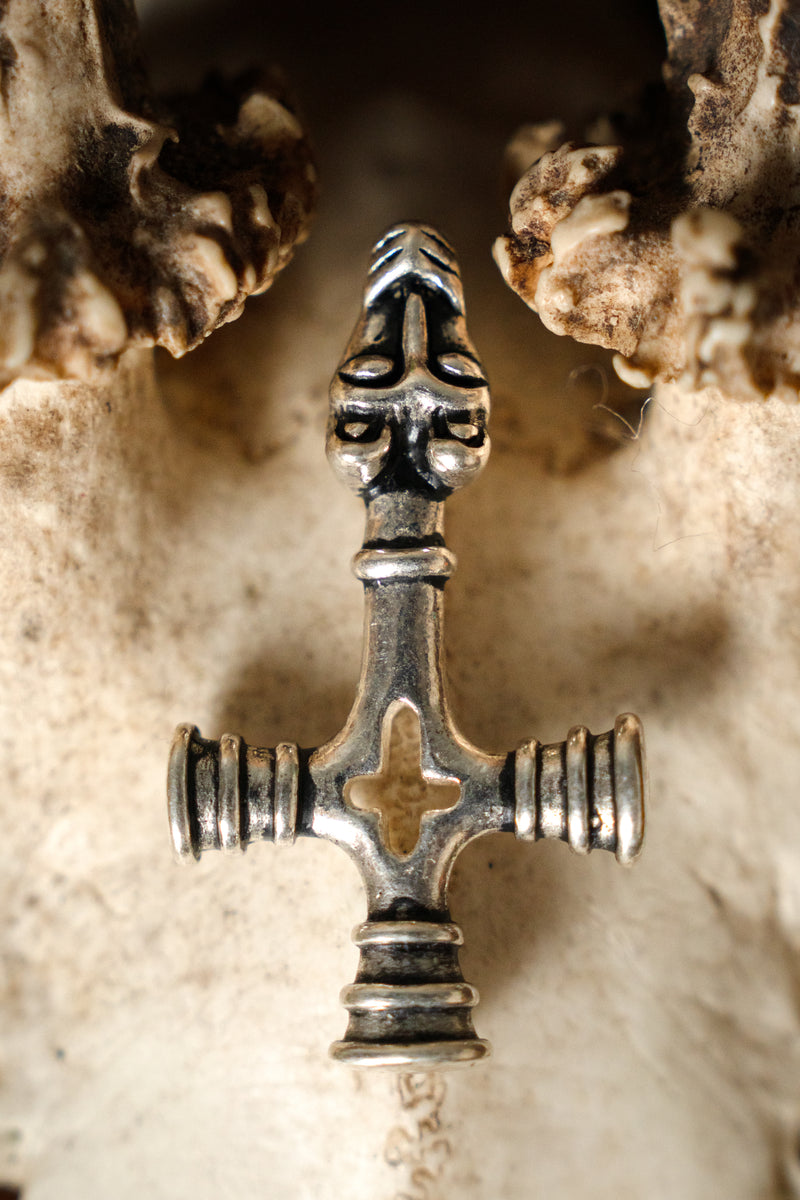 Islandzki młot Thora z Fossi, posrebrzany brąz