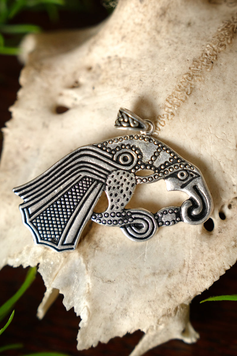 Germansk ravneamulet, forsølvet bronze