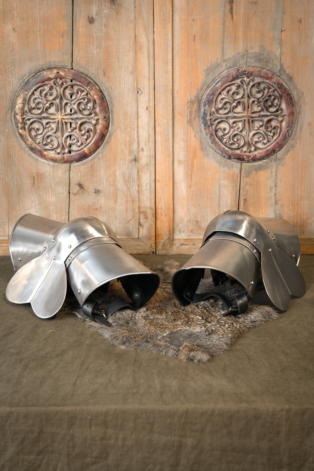 15th century poleyns, leg armour with roundels, 1.6 mm