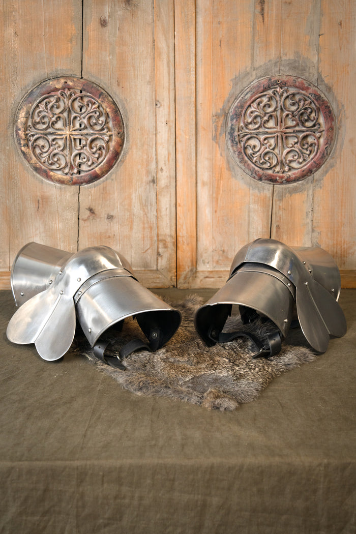15th century poleyns, leg armour with roundels, 1.6 mm