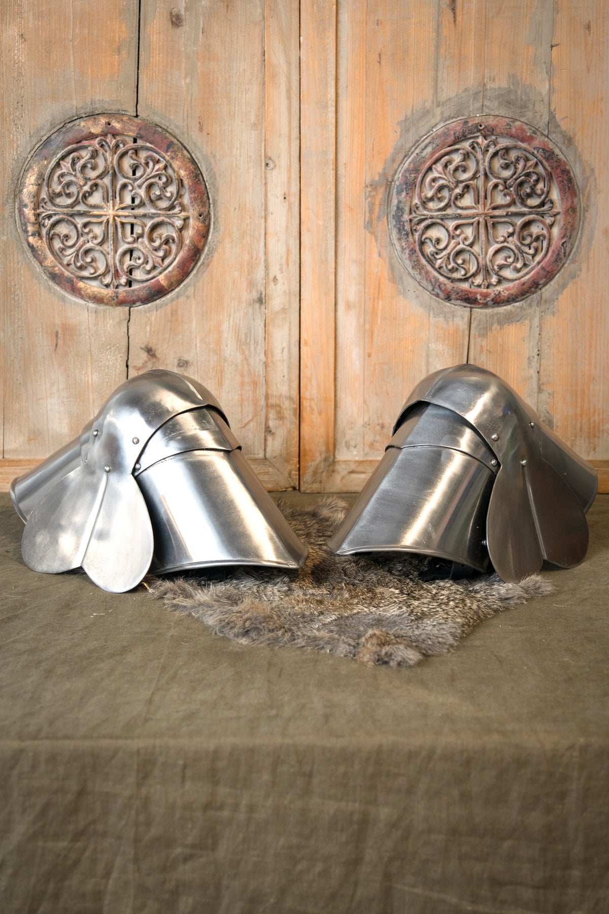 15th century poleyns, leg armour with roundels, 1.6 mm