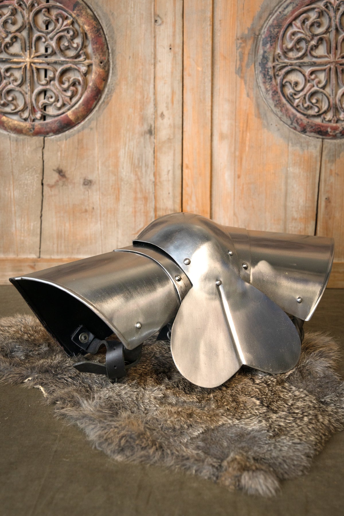 15th century poleyns, leg armour with roundels, 1.6 mm