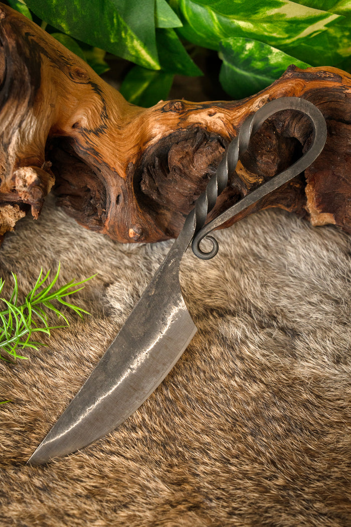 Prehistorical knife with twisted grip, semi-sharp