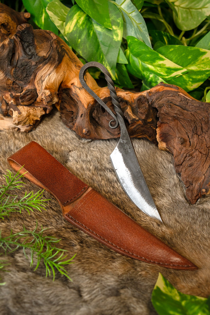 Prehistorical knife with twisted grip, semi-sharp