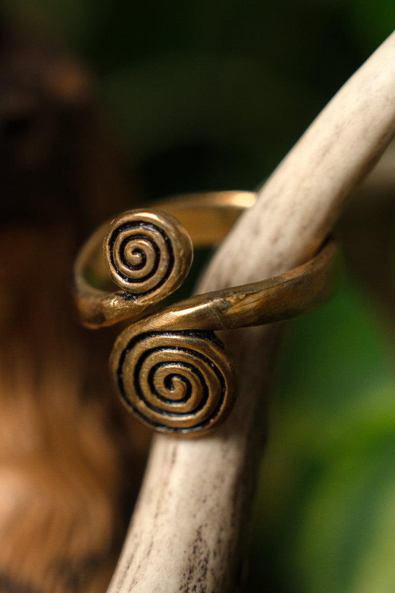 Keltisk ring med spiraler, bronze