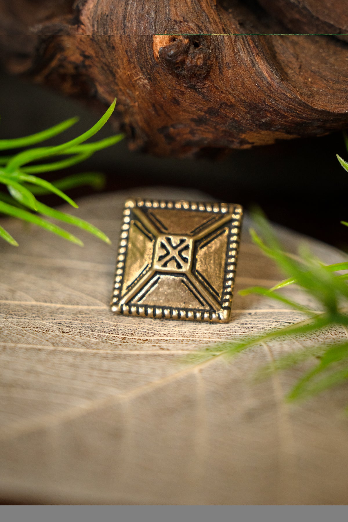 14th century pyramid belt fitting