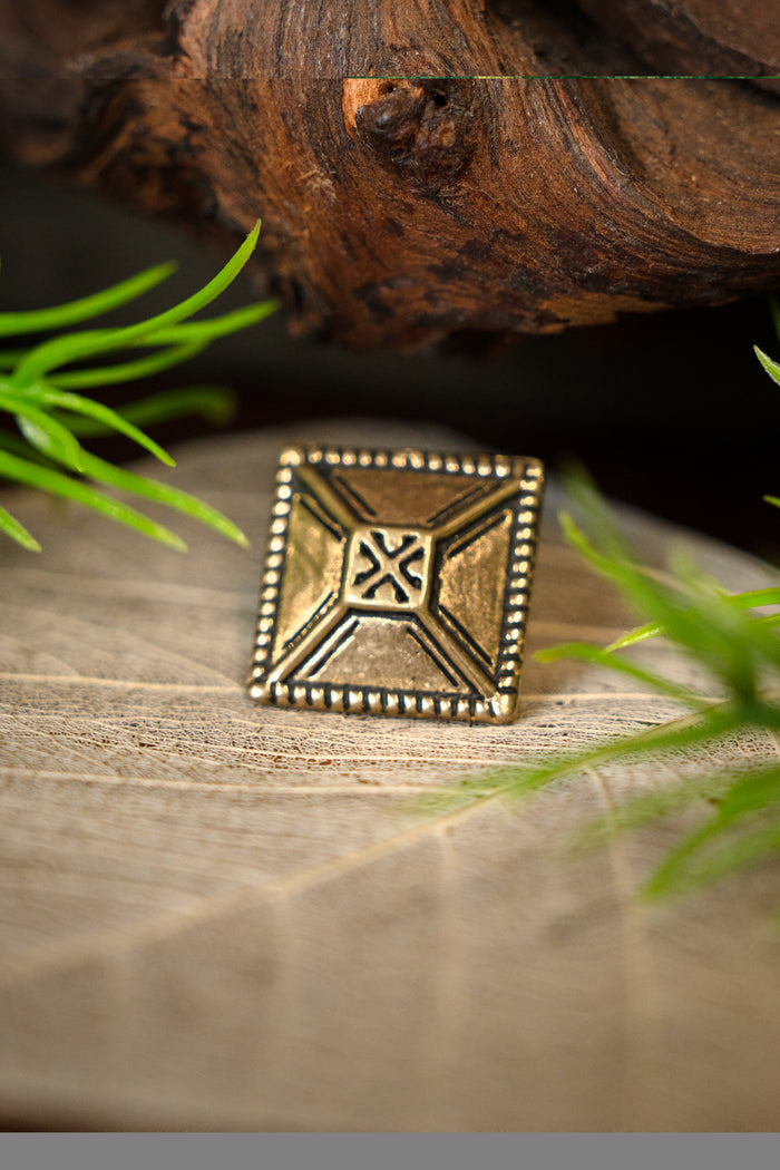 14th century pyramid belt fitting