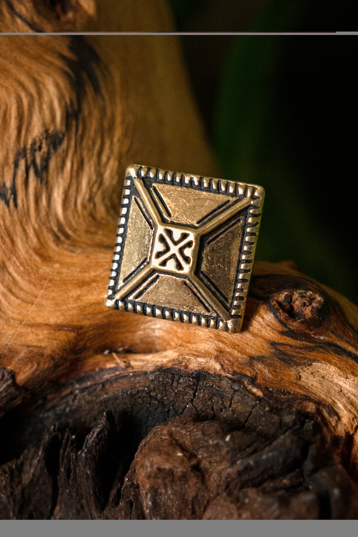 14th century pyramid belt fitting