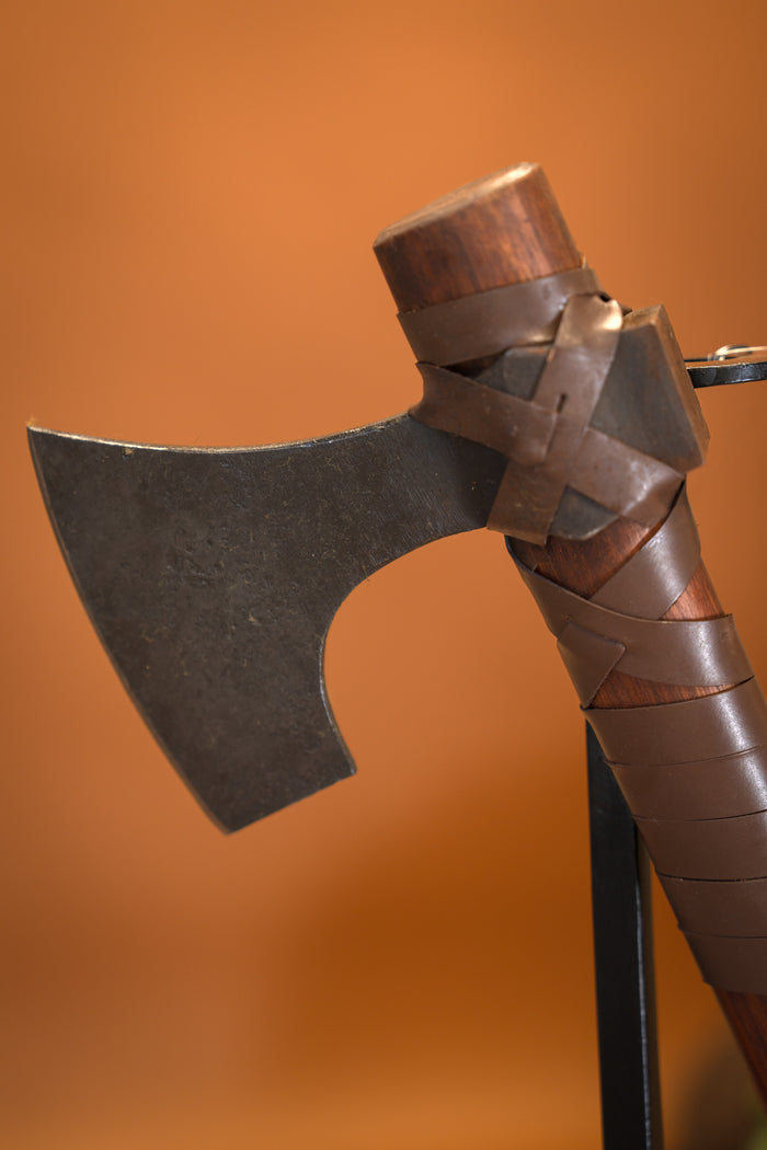 Huskarl skeggox with runes, type B, semi-sharp