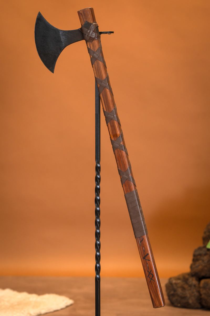 Daneaxe Ragnar con rune, tipo M, semi-affilata