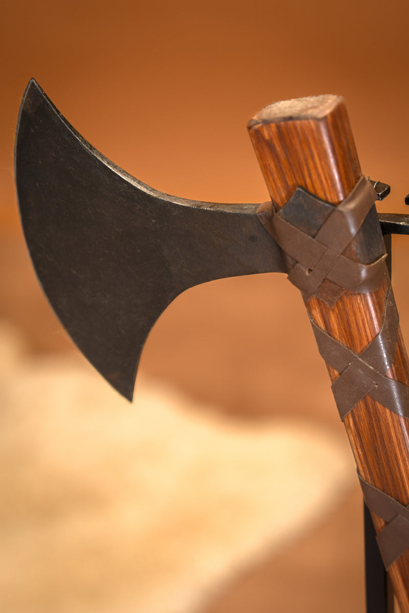 Daneaxe Ragnar con rune, tipo M, semi-affilata