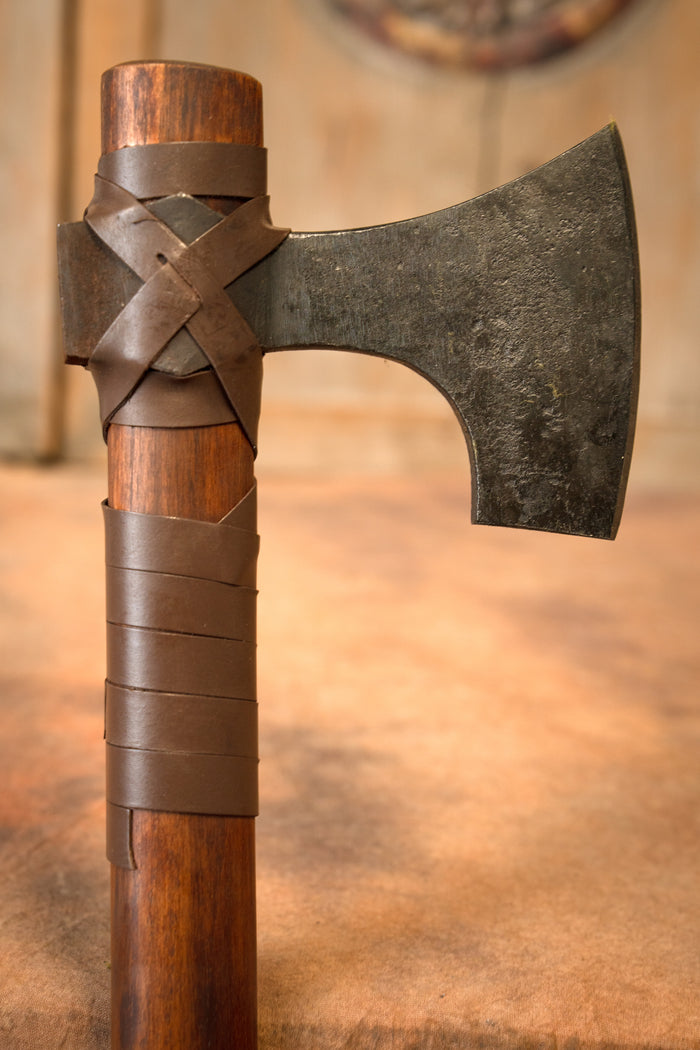 Huskarl skeggox with runes, type B, semi-sharp