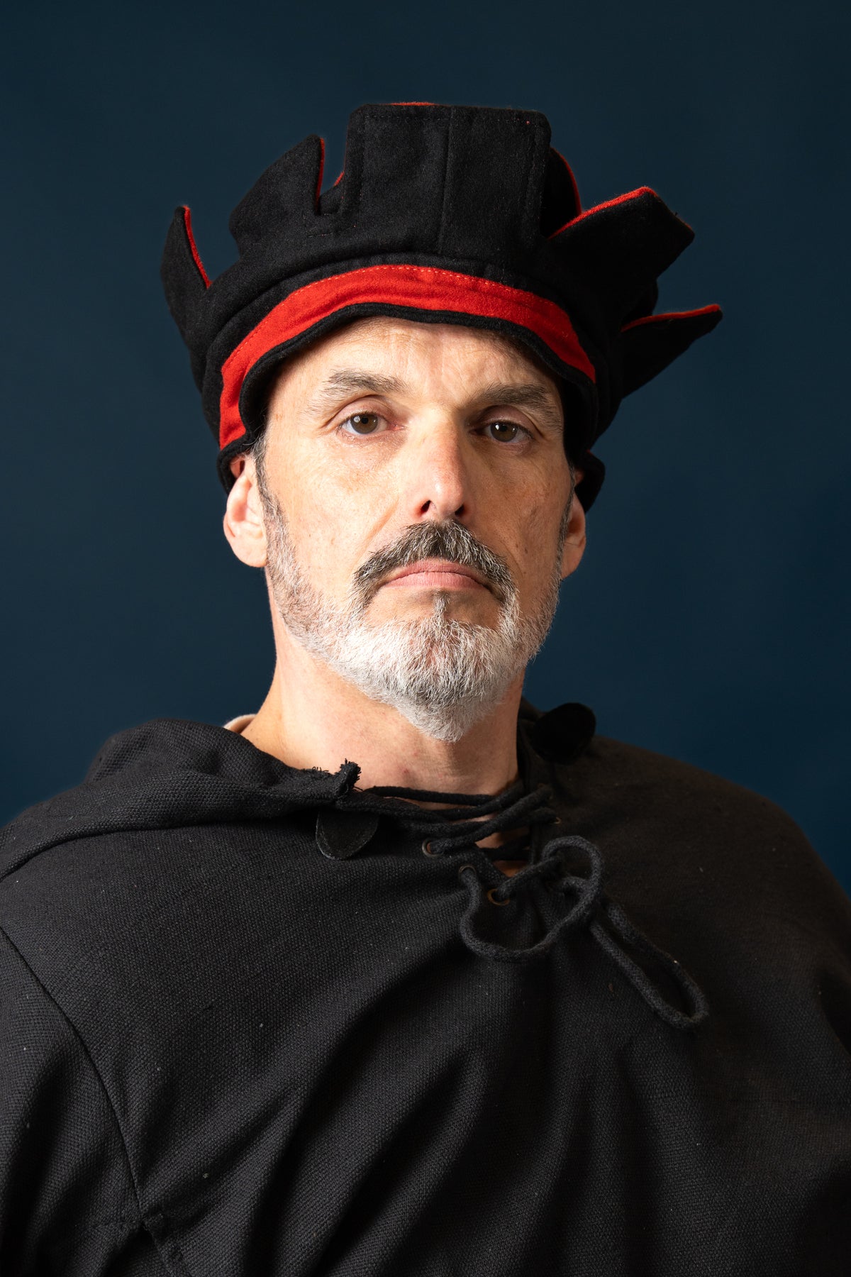 14th century hat, Codex Manesse, black-red, wool mix