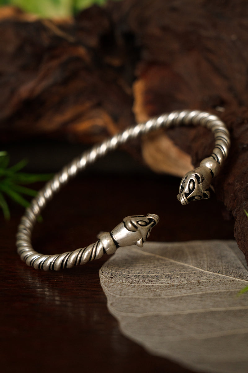 Wikińska bransoleta z głowami łasic, posrebrzany brąz