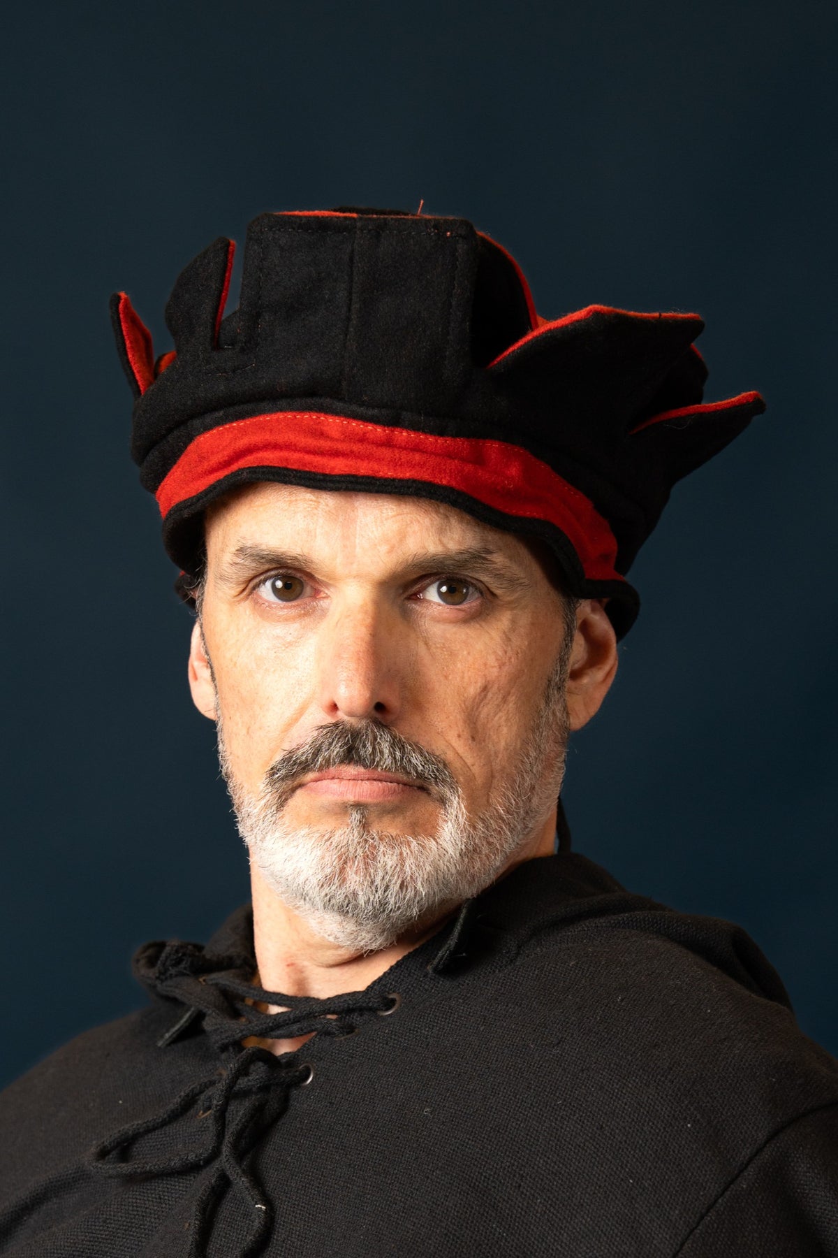 14th century hat, Codex Manesse, black-red, wool mix