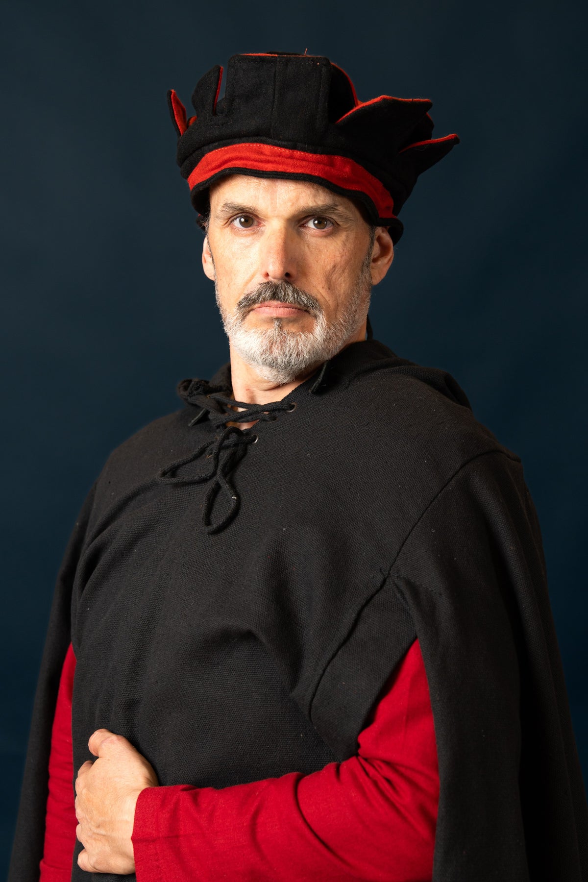 14th century hat, Codex Manesse, black-red, wool mix