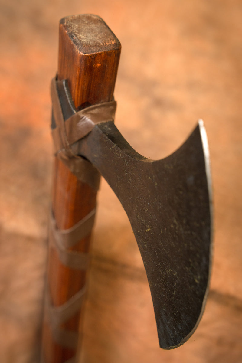 Daneaxe Ragnar con rune, tipo M, semi-affilata