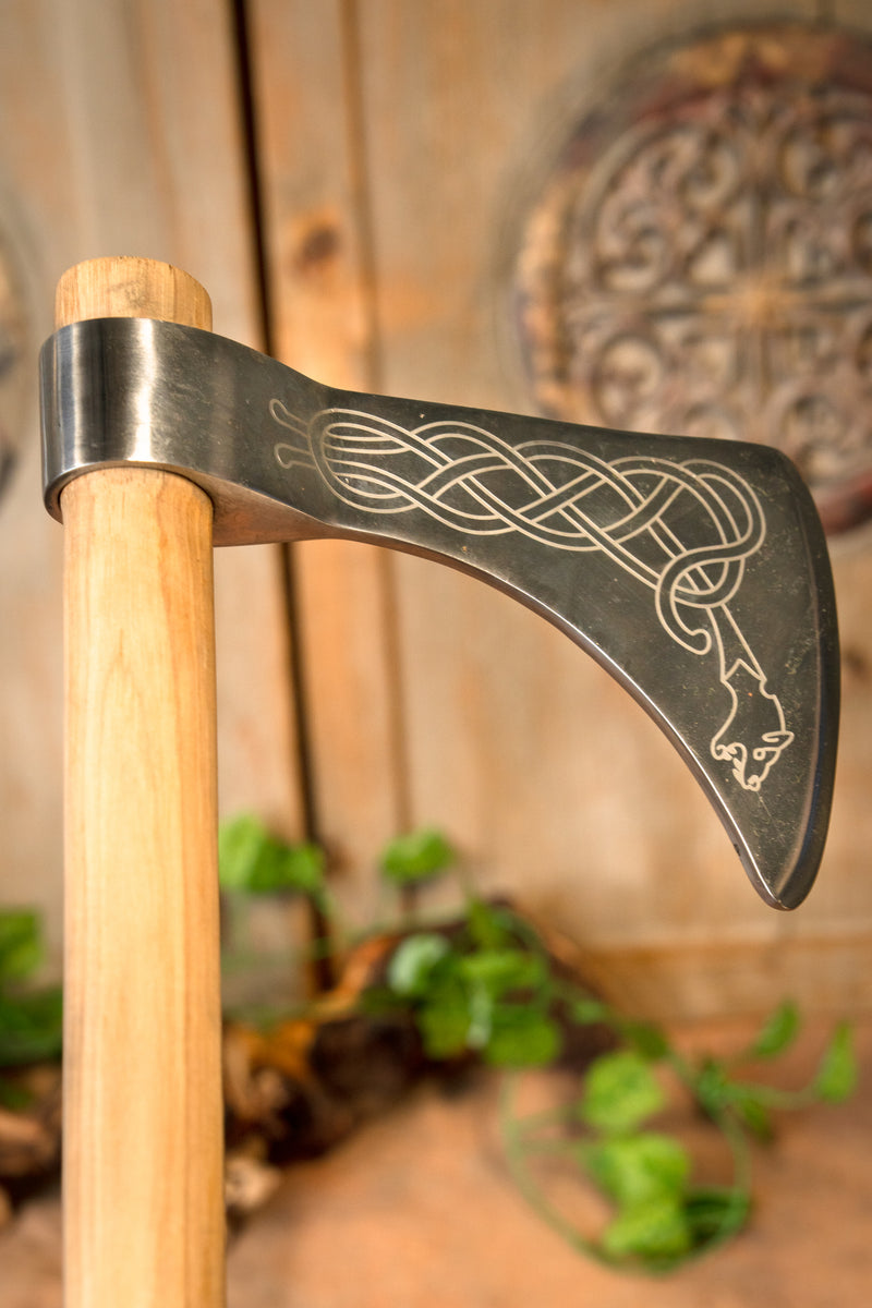 Vikingayxa skeggox, graverad, typ C, halvvass