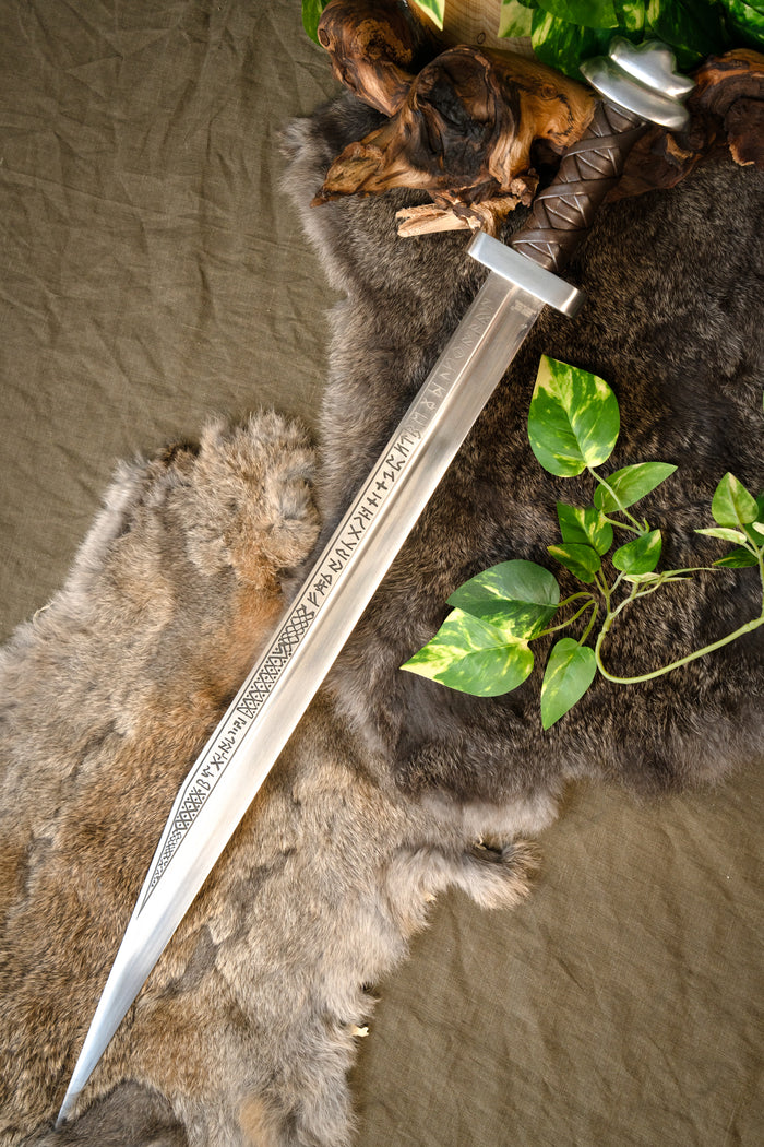 Beagnoth seax with runes, semi-sharp