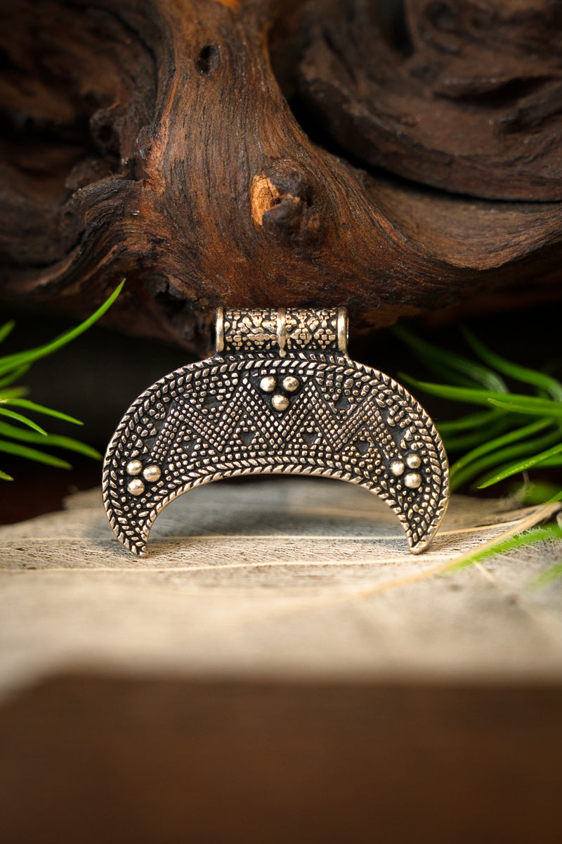 Amulette lunule Rusvik petite, en bronze argenté