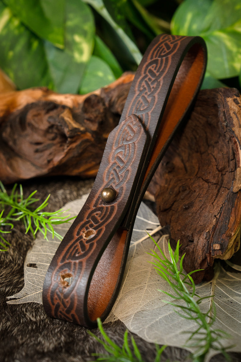 Keltisk bägarehållare för bälte, brun