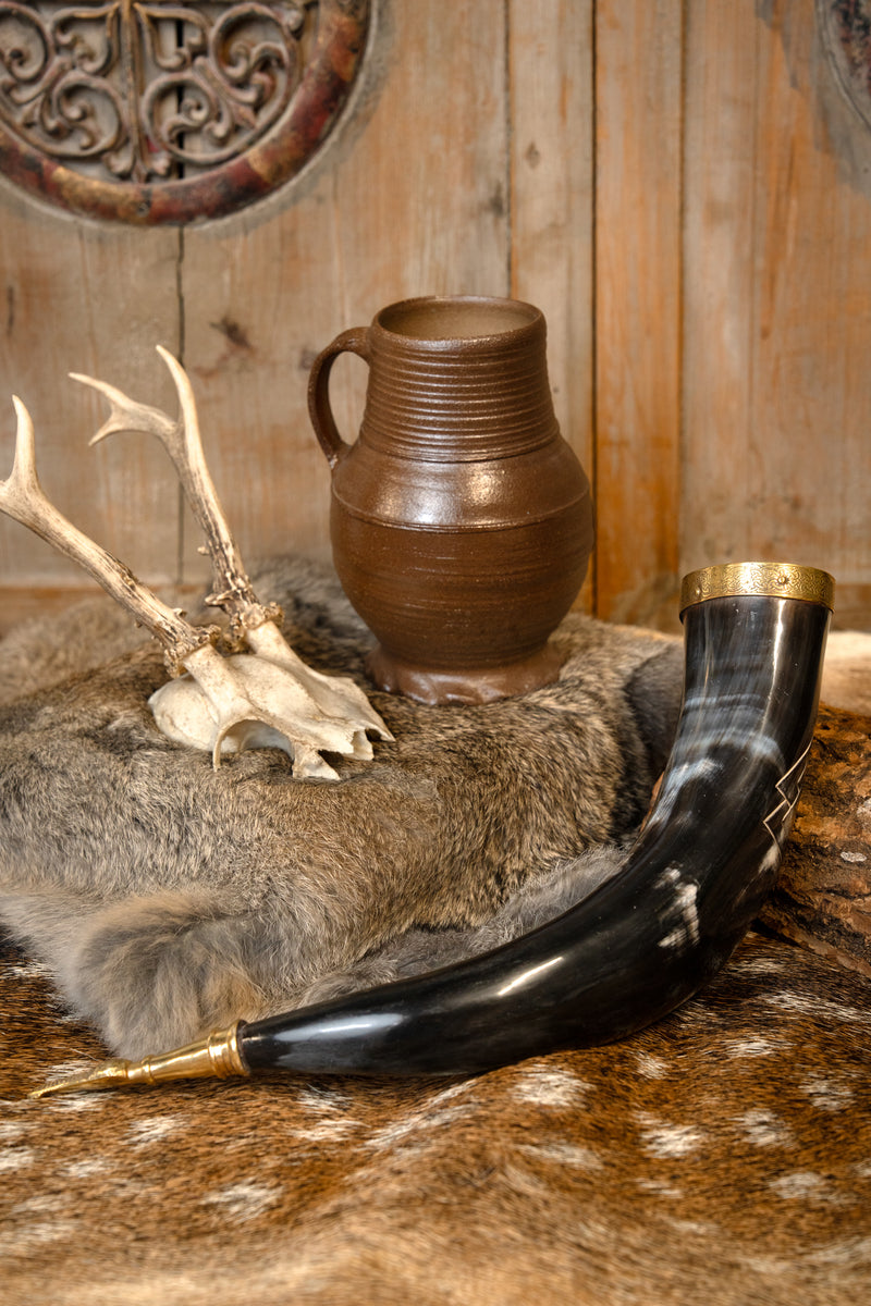 Drikkehorn med valknut og messingbeslag, 300–500 ml