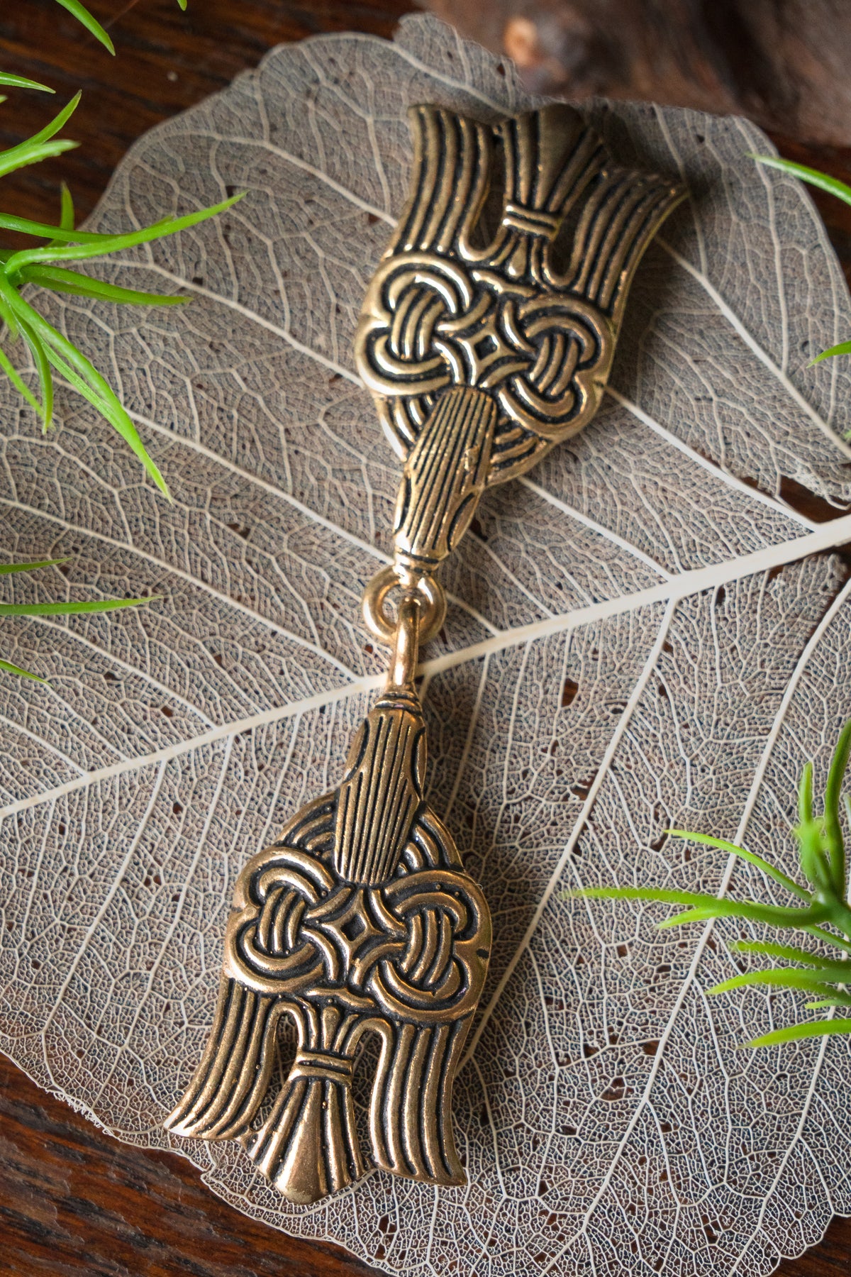 Rusvik cloak clasp, bronze