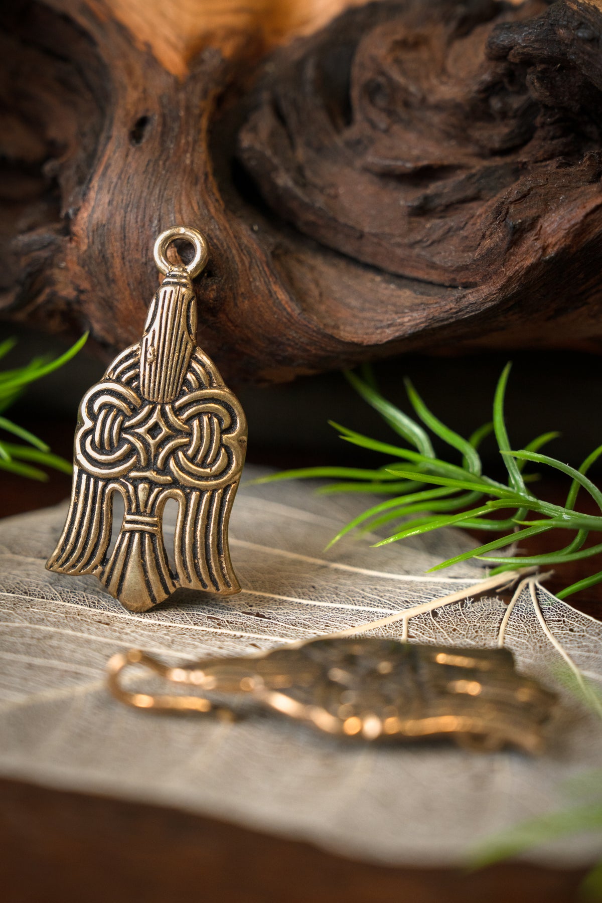 Rusvik cloak clasp, bronze