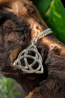 Triquetra-vedhæng, tin