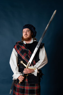 Claymore escocesa con guardamanos de latón, semi-afilada