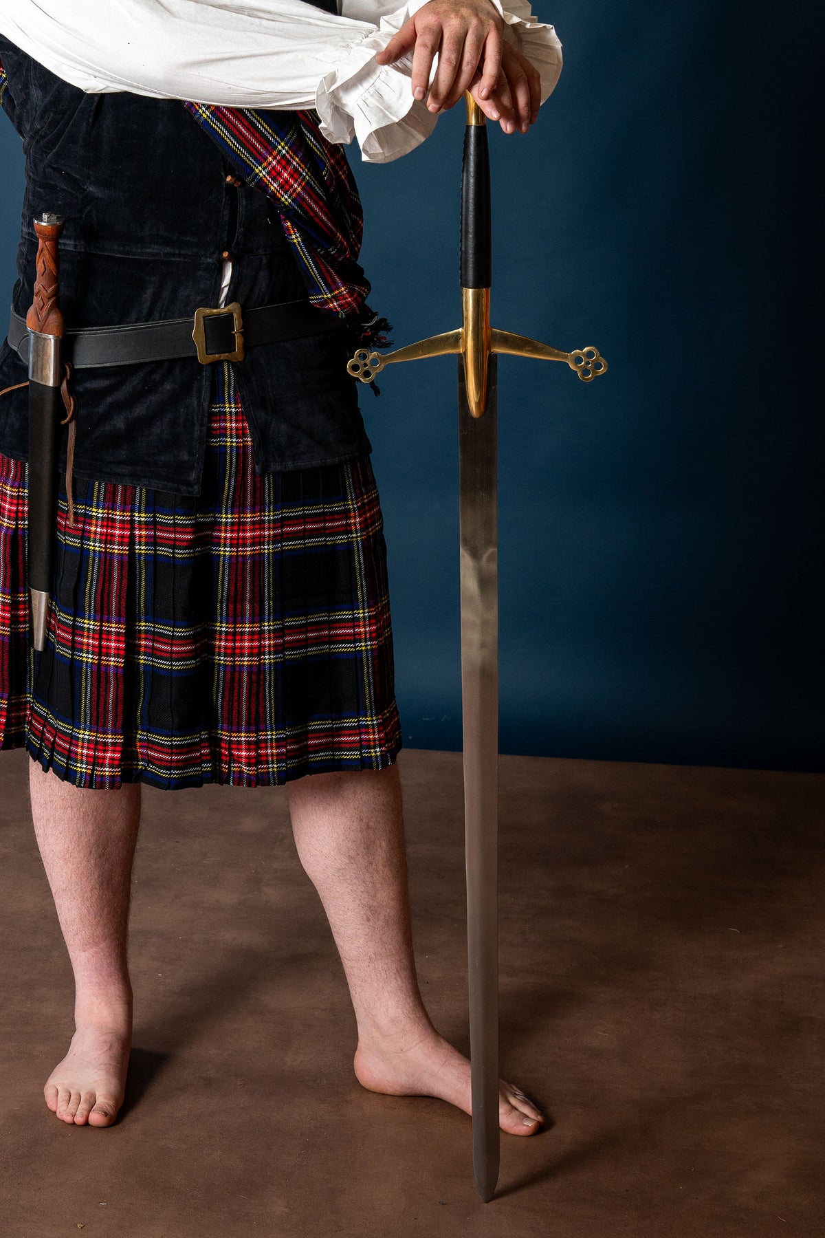 Scottish claymore with brass crossguard, semi-sharp