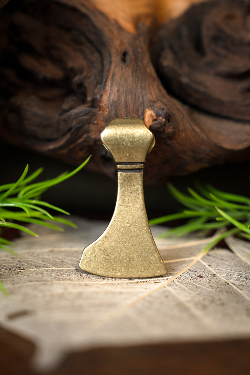 Wikińska ozdoba topora brodowego, mosiądz, zamak