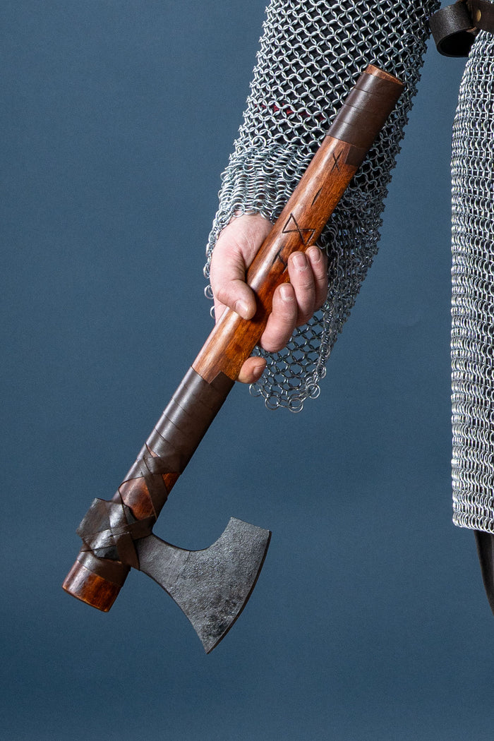 Huskarl skeggox with runes, type B, semi-sharp