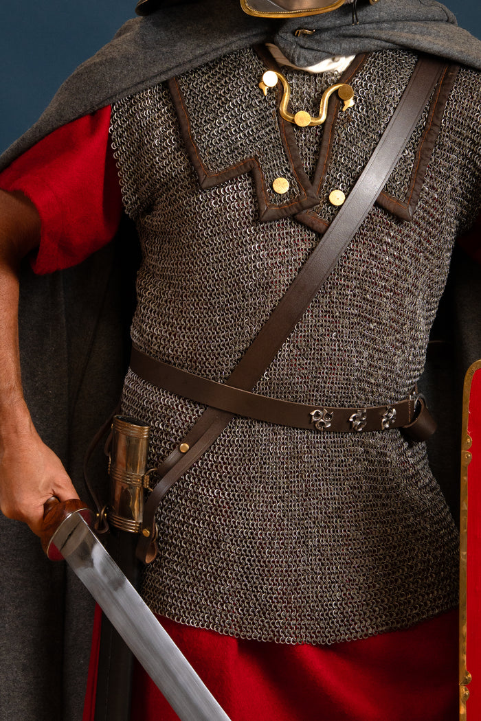 Leather shoulder strap for swords