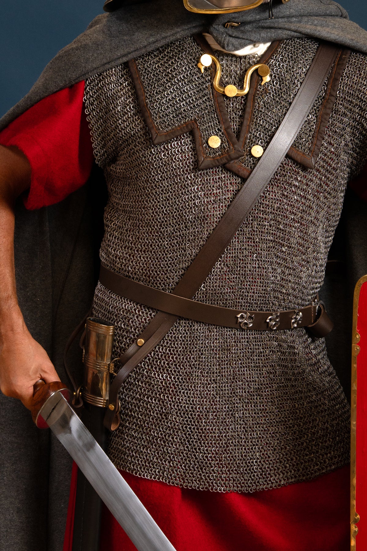Leather shoulder strap for swords