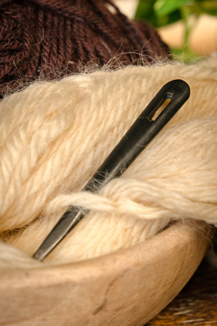 Horn needle binding needle