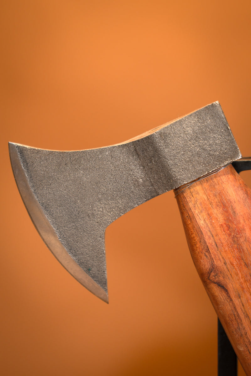 Ascia medievale d’uso, forgiata a mano, semi-affilata