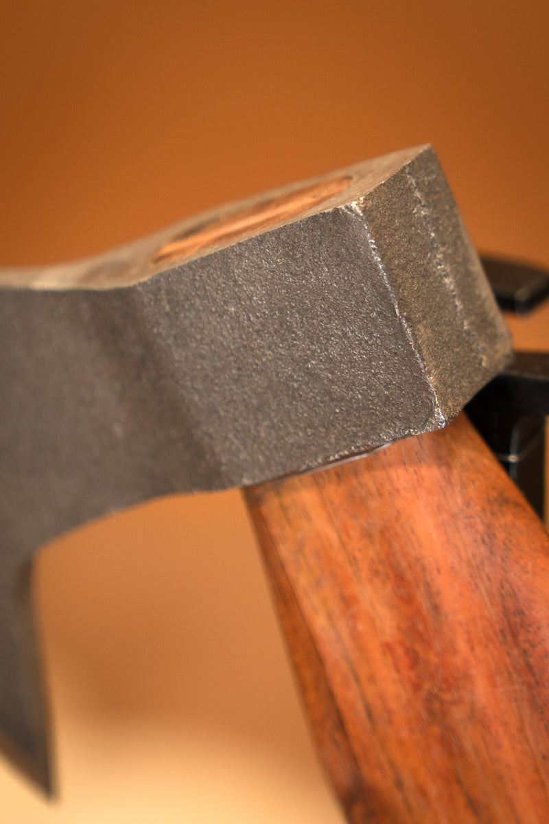 Ascia medievale d’uso, forgiata a mano, semi-affilata