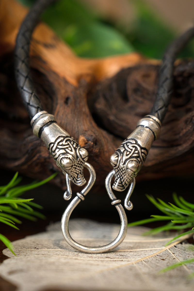 Collar vikingo Oseberg, cuero negro