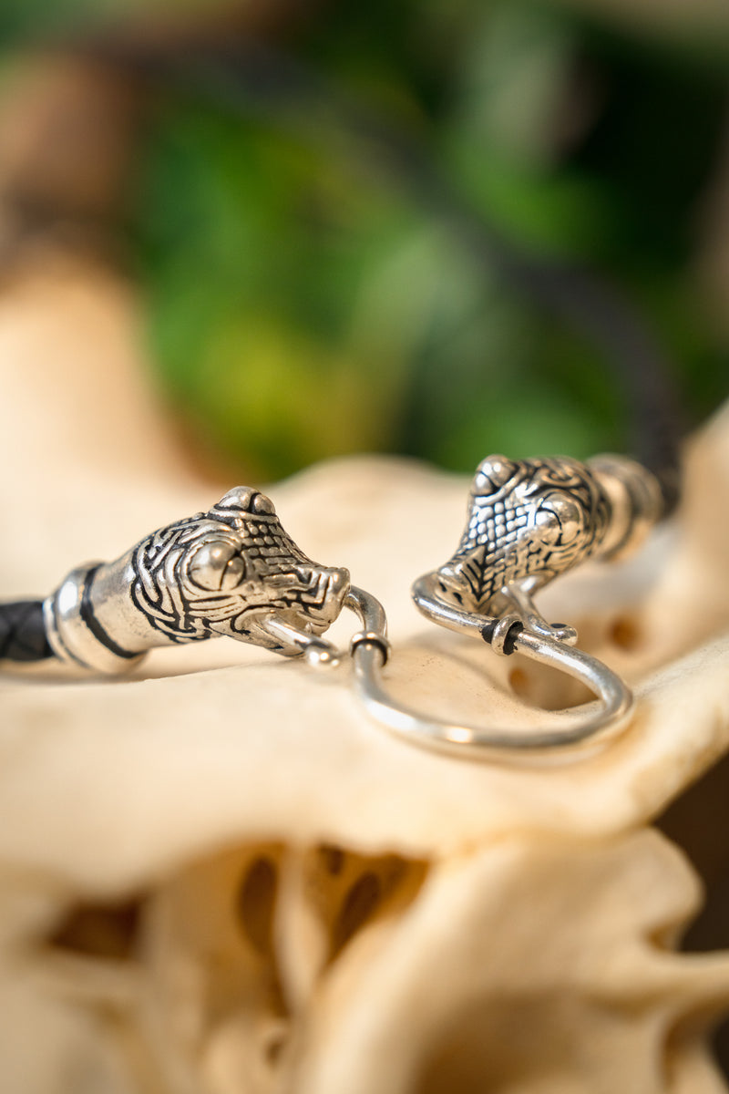 Collar vikingo Oseberg, cuero negro